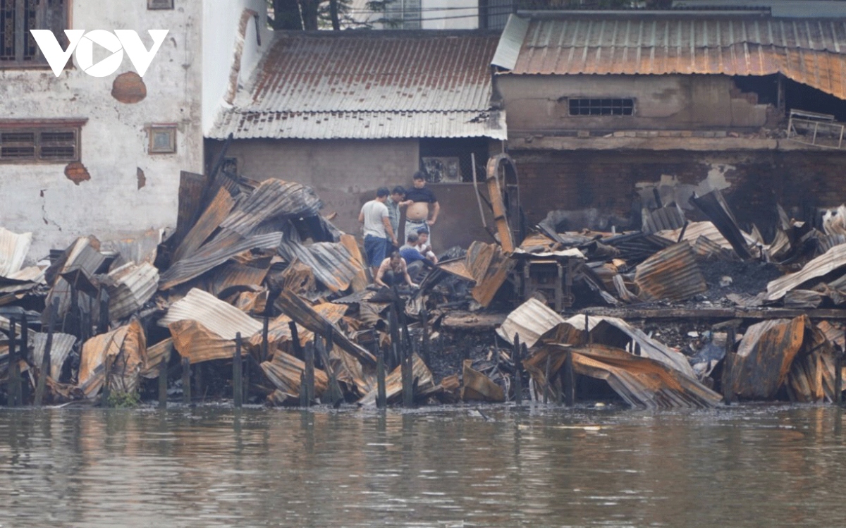 Hiện trường đổ nát sau vụ cháy dãy nhà ven kênh Đôi ở quận 8, TP.HCM