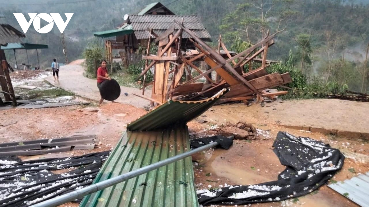 Mưa đá, lốc xoáy tàn phá bản làng huyện biên giới ở Nghệ An