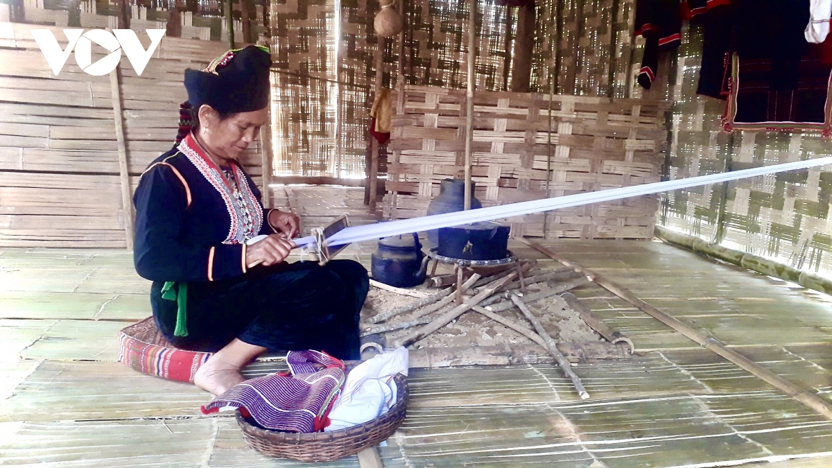 Đồng bào Khơ Mú ở Điện Biên gìn giữ nghề dệt túi thổ cẩm