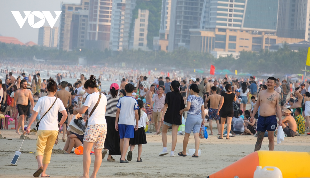 Các bãi biển Đà Nẵng hút khách ngày nắng nóng