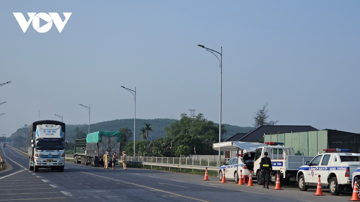 Ngày đầu hạn chế xe vào cao tốc Cam Lộ - La Sơn: Nhiều xe phải quay đầu