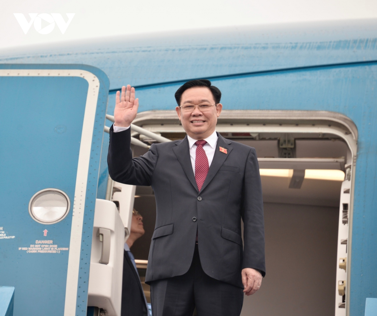 Chủ tịch Quốc hội Vương Đình Huệ lên đường thăm chính thức nước CHND Trung Hoa