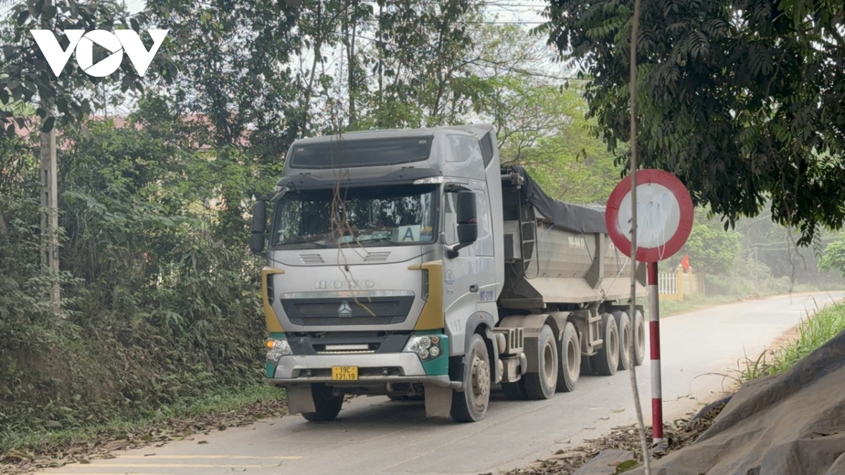 Xe có dấu hiệu quá tải đại náo khắp tuyến đường liên xã tại Tam Nông, Phú Thọ