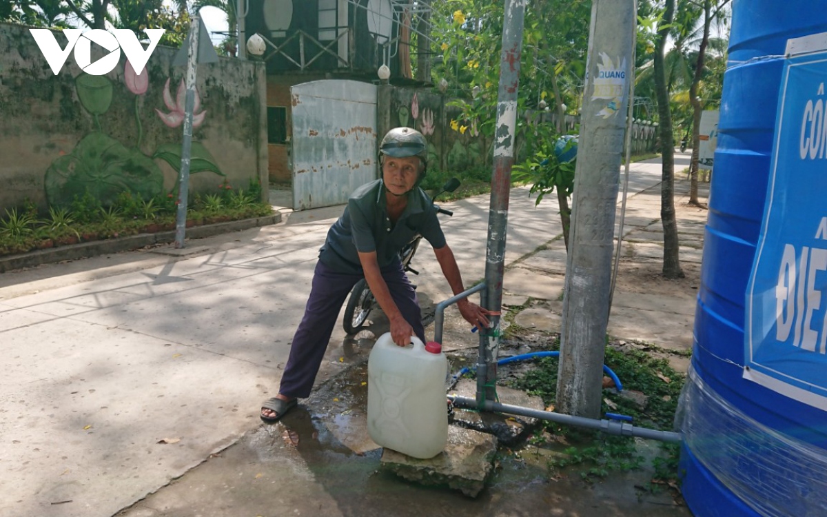 Cần hạ giá nước sinh hoạt mùa khô để người dân ở Bến Tre giảm khó