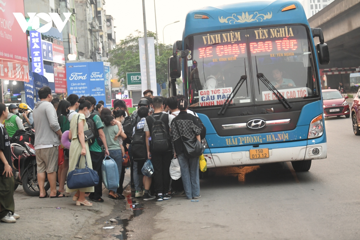 "Bến xe", "chợ cóc" mọc ngang trên phố Nguyễn Xiển và Giải Phóng gây tắc nghẽn