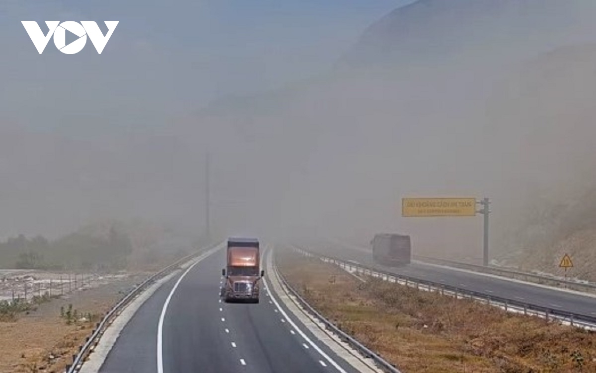 Bụi đá làm hạn chế tầm nhìn lái xe đi trên cao tốc Nha Trang-Cam Lâm