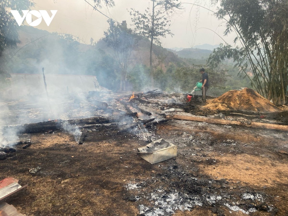 Hỏa hoạn thiêu rụi 3 căn nhà của người dân ở huyện Mường Nhé, Điện Biên