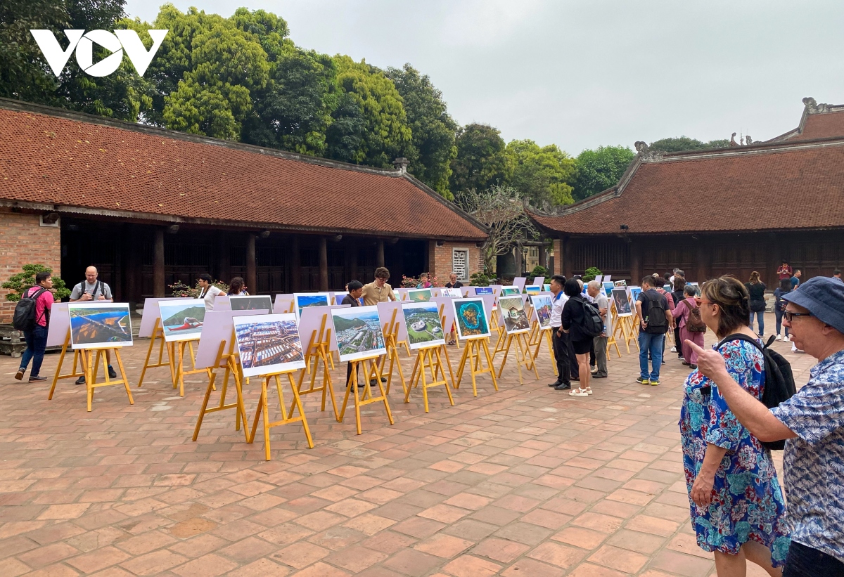 Du khách hào hứng đến xem trưng bày ảnh du lịch Quy Nhơn – Bình Định