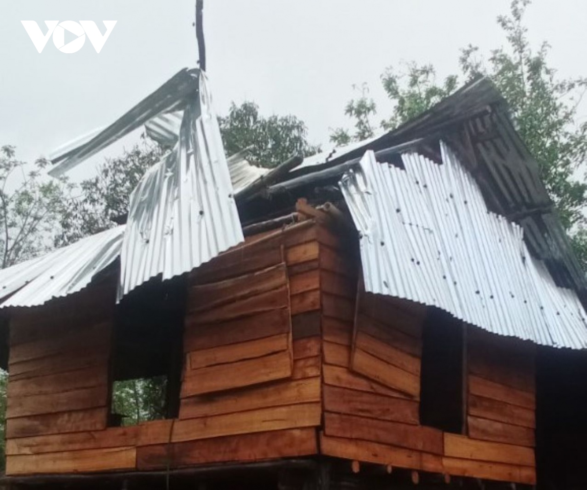 Lốc xoáy kèm mưa đá khiến 50 ngôi nhà ở vùng biên giới Quảng Trị bị tốc mái