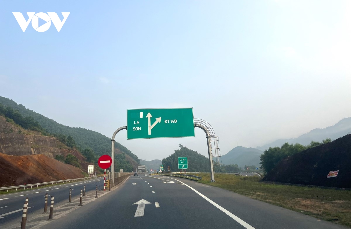 Cấm xe vào cao tốc Cam Lộ - La Sơn: Giải pháp cắt ngọn tỉa cành?