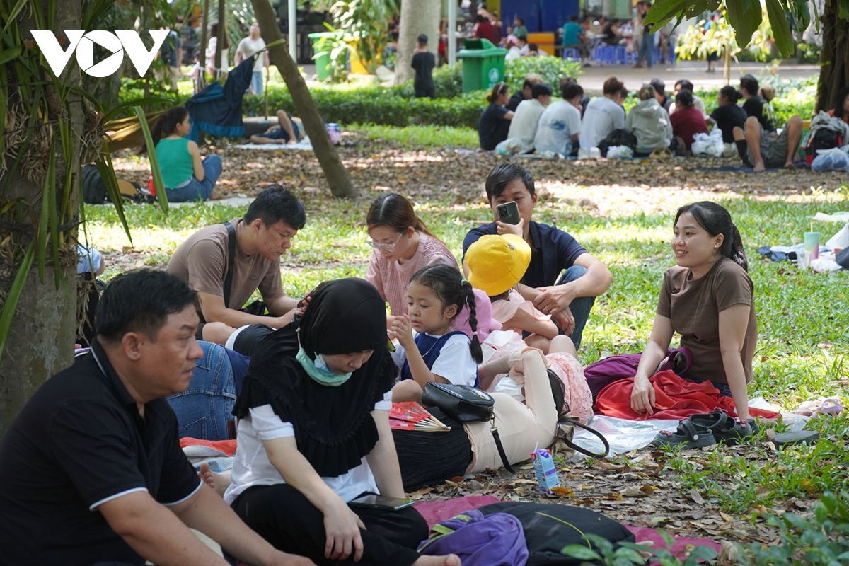 Nắng nóng, người dân TP.HCM đưa gia đình đến công viên trong ngày nghỉ