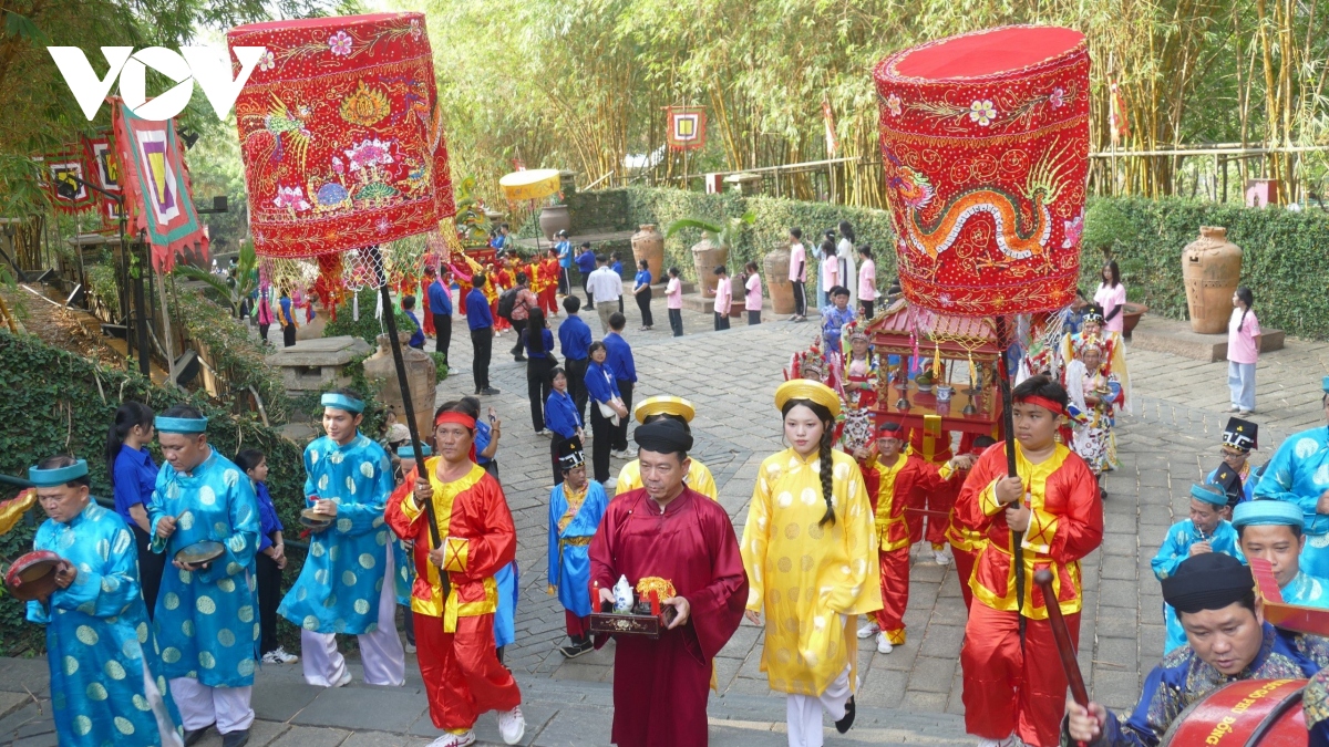 Lãnh đạo và người dân TP.HCM dâng hương tại lễ Giỗ Tổ Hùng Vương