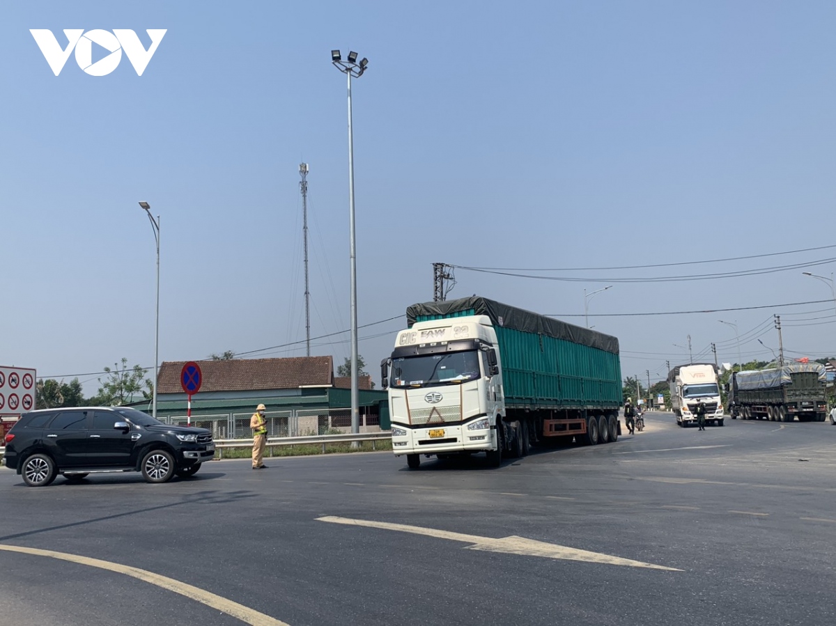 Hình ảnh ngày đầu cấm phương tiện trọng tải lớn vào cao tốc Cam Lộ -La Sơn