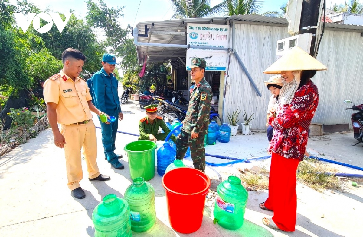 Lực lượng Quân khu 9 cấp nước ngọt cho người dân vùng khát Cà Mau