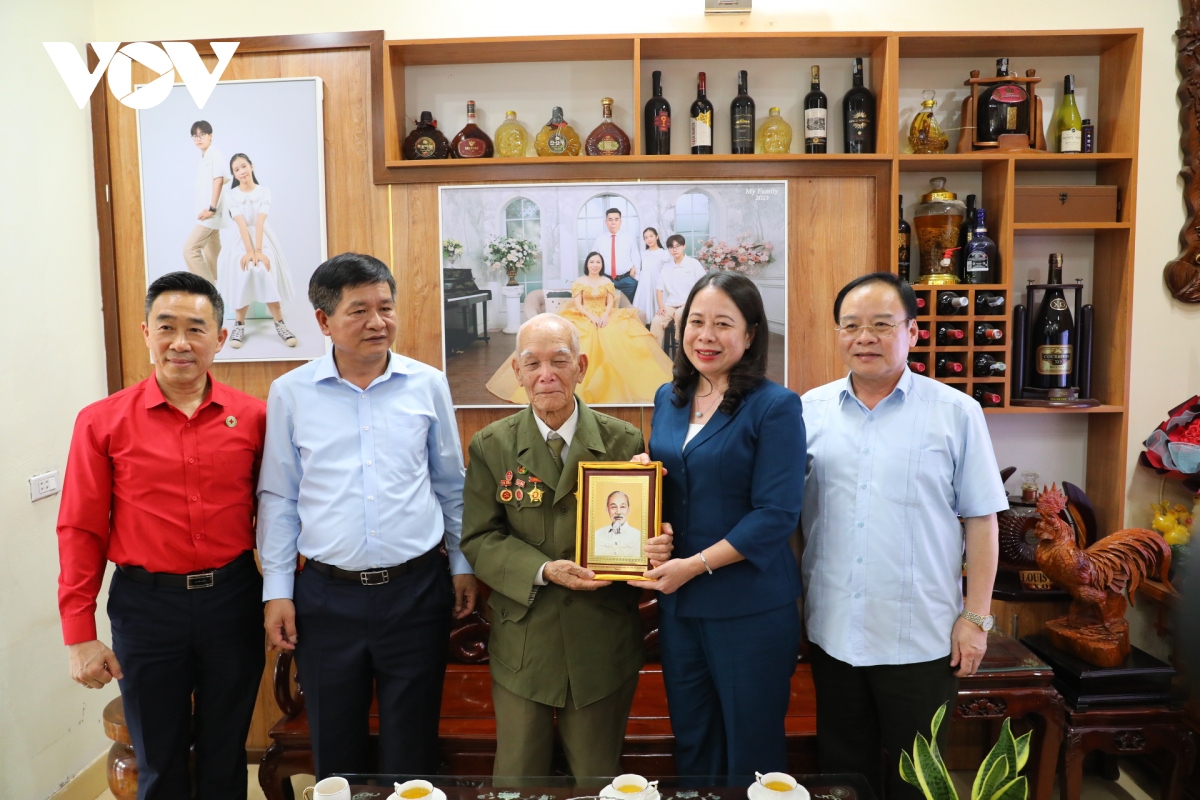 Quyền Chủ tịch nước Võ Thị Ánh Xuân thăm, tặng quà chiến sĩ Điện Biên