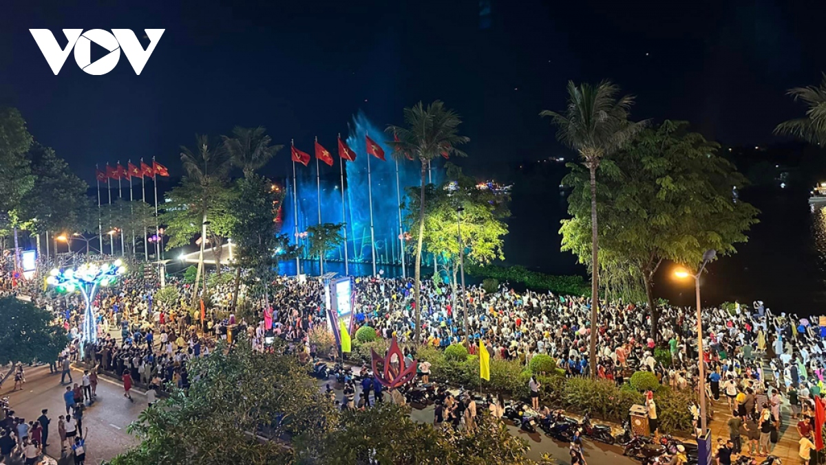 Hàng ngàn người háo hức với chương trình nhạc nước ở Bình Dương