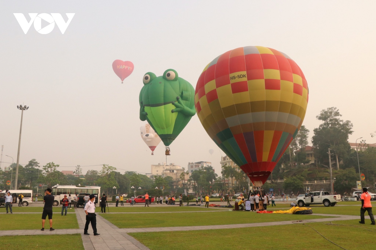 Lễ hội khinh khí cầu quốc tế thu hút hàng nghìn người tại Tuyên Quang
