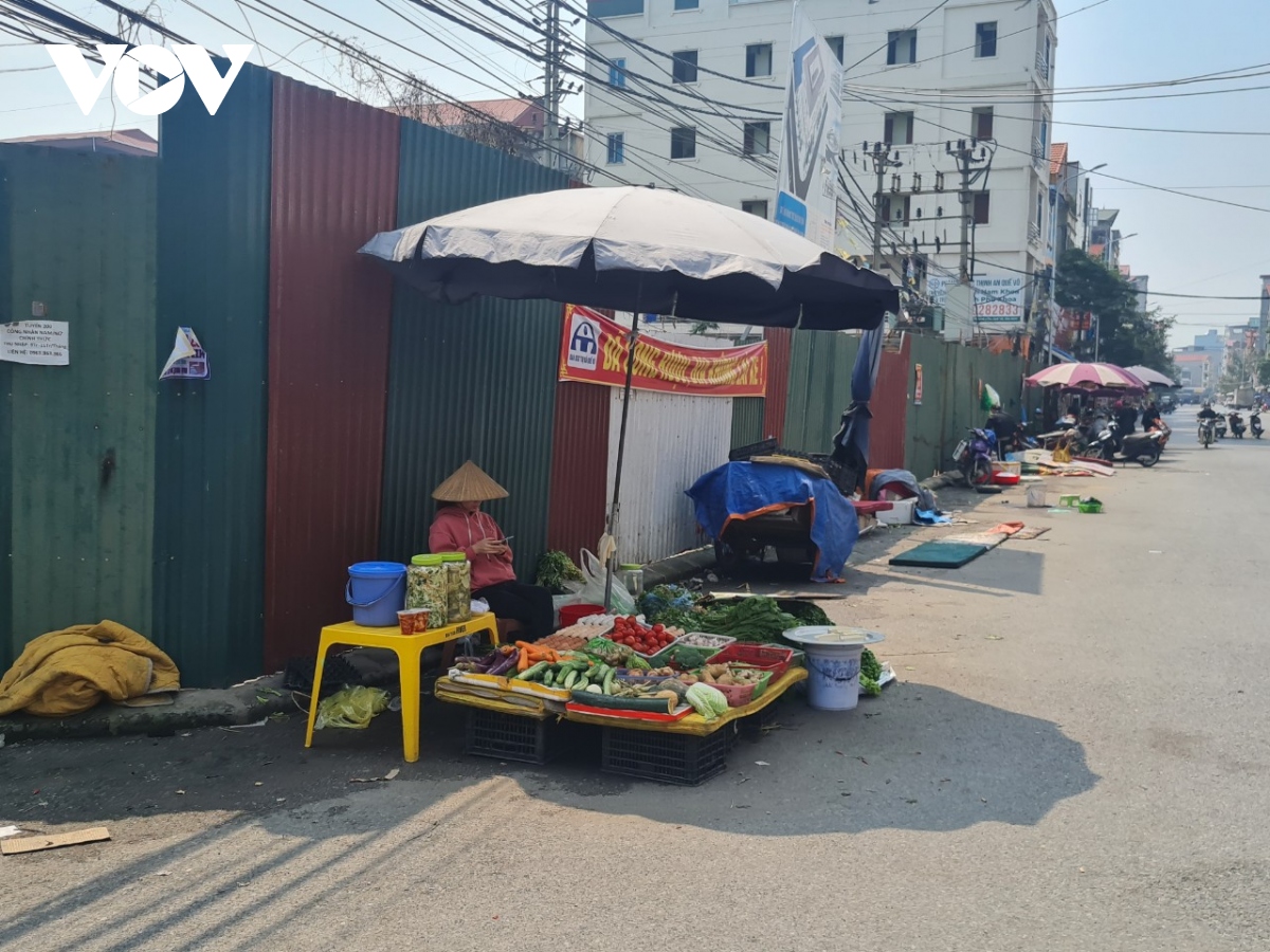 Tiểu thương buôn bán ở Bắc Ninh "nay đây mai đó" vì không có chợ