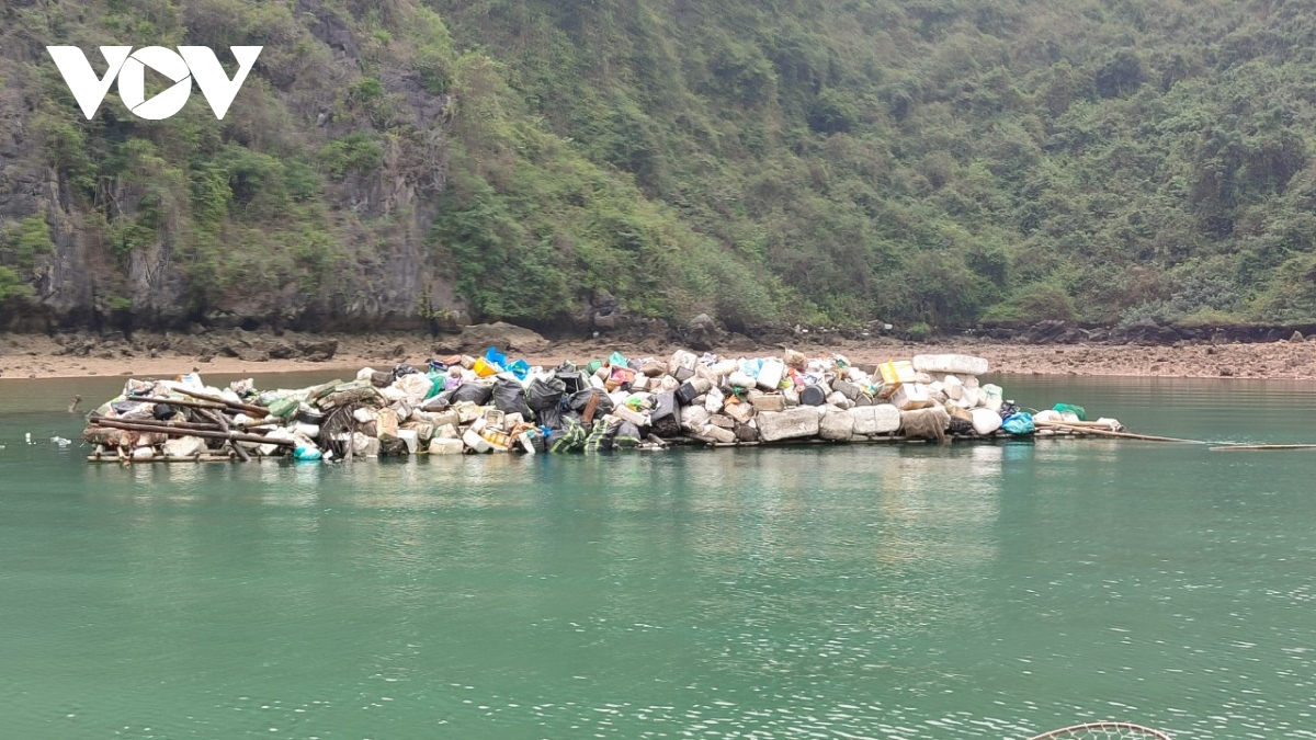 Quảng Ninh tăng cường thu gom rác thải trên vịnh Hạ Long