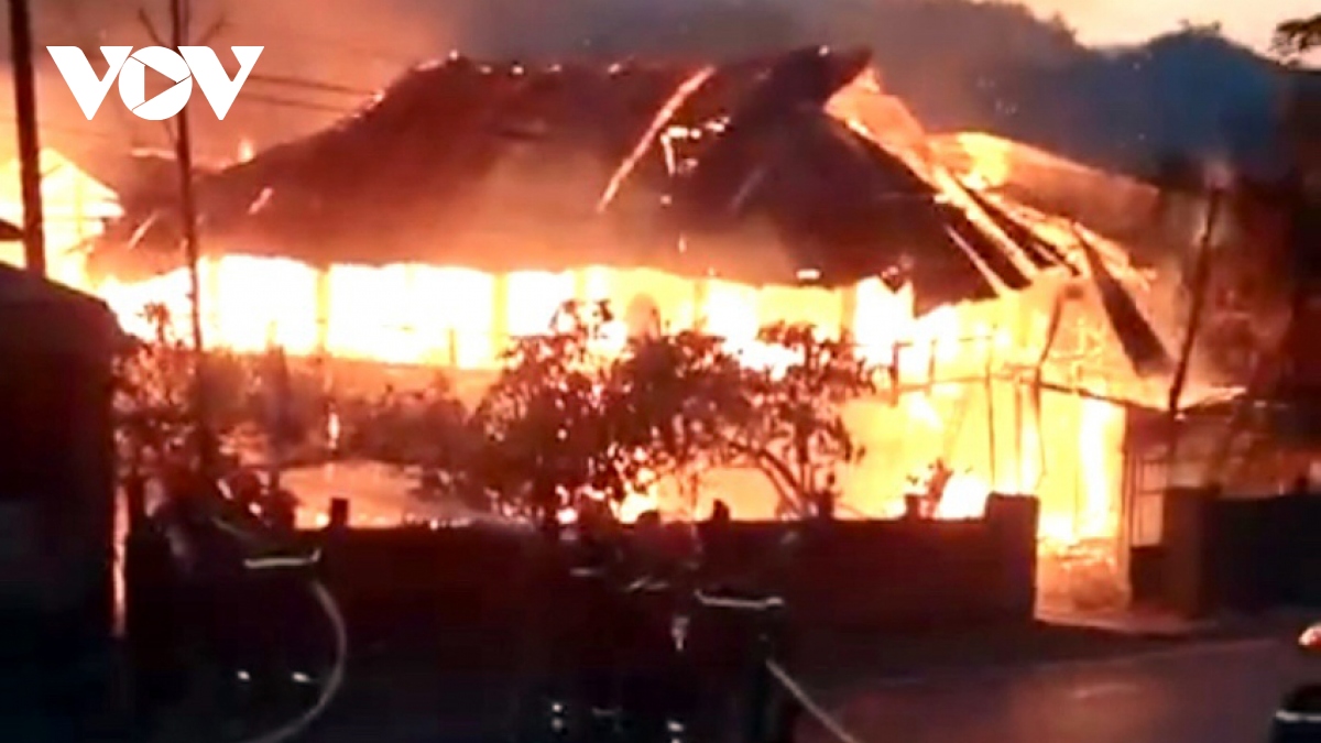 Cháy lớn thiêu rụi ngôi nhà sàn tại Lai Châu