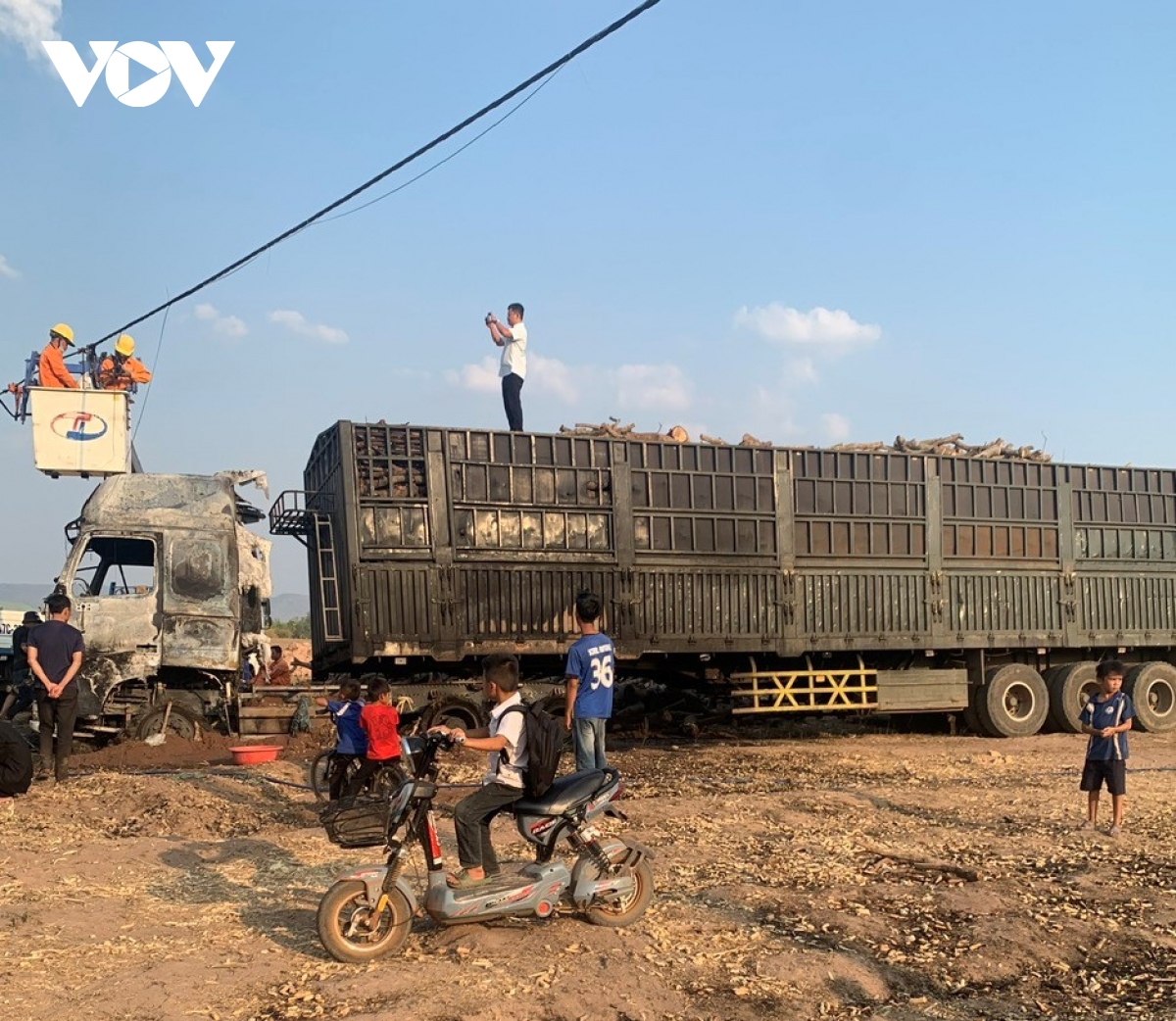Cháy xe tải chở củi ở Đắk Lắk