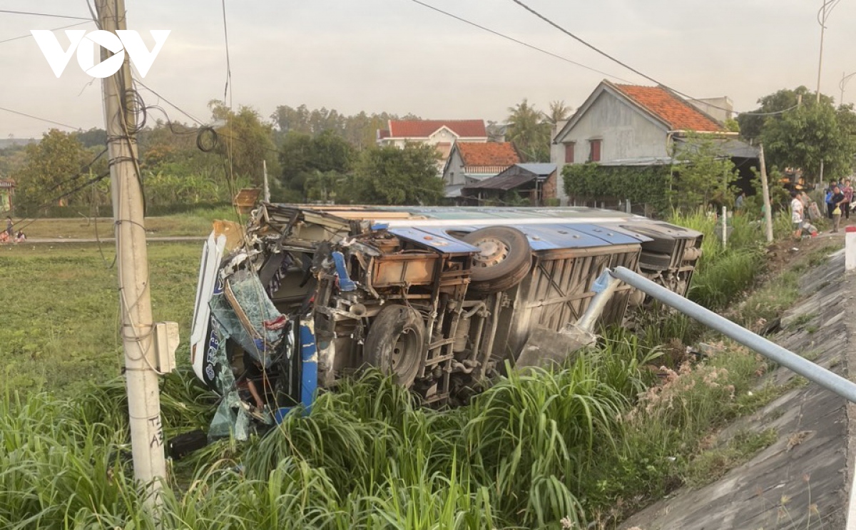 Lật xe khách, 22 người thoát nạn ở Phú Yên