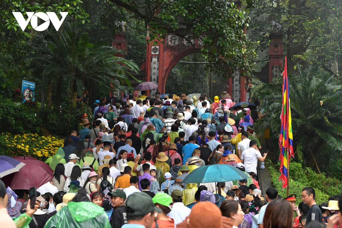 Dòng người "đội mưa" về Đền Hùng dự lễ Giỗ Tổ Hùng Vương