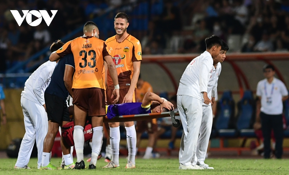 Ngoại binh HAGL cười khó hiểu khi dàn sao Hà Nội FC “la liệt” nằm sân