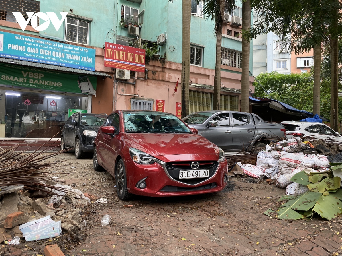 Tái diễn tình trạng xe ô tô đỗ bừa bãi vỉa hè, lòng đường ở Hà Nội