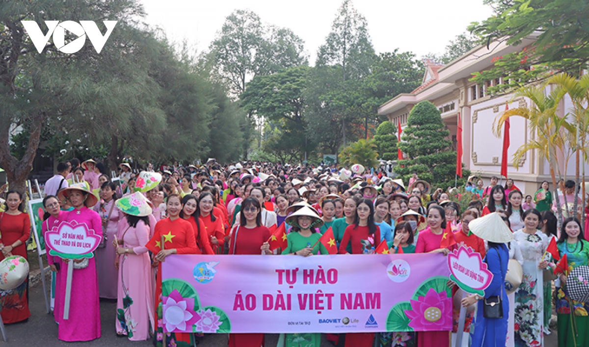 Hơn 5.500 phụ nữ Đồng Tháp duyên dáng trong tà áo dài
