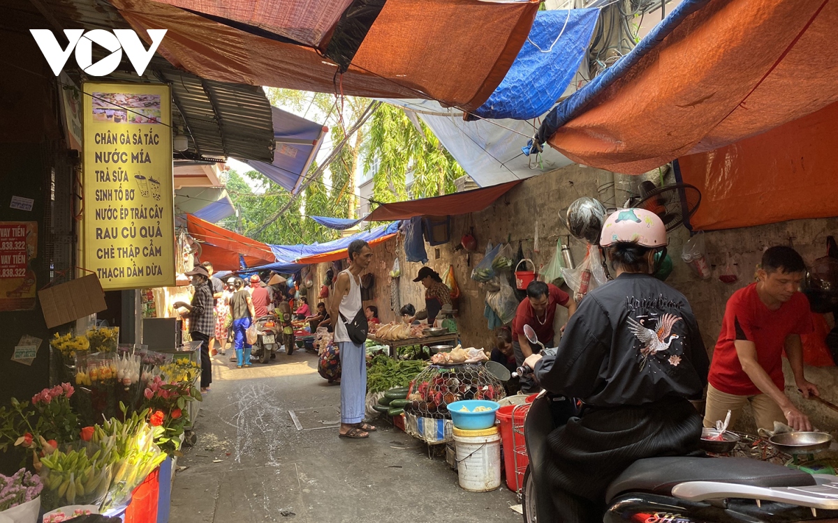 Hà Nội: Chợ cóc chặn hết lối đi lại của người dân