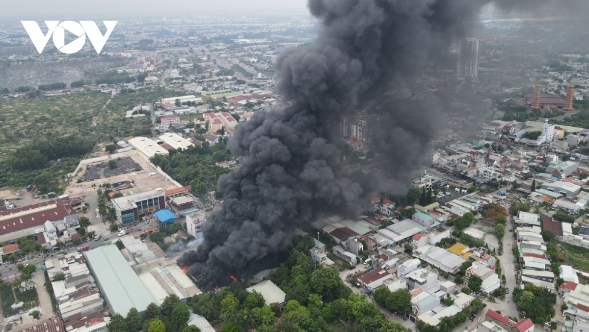 Cháy lớn thiêu rụi 200m² kho hàng một Công ty ở Bình Dương