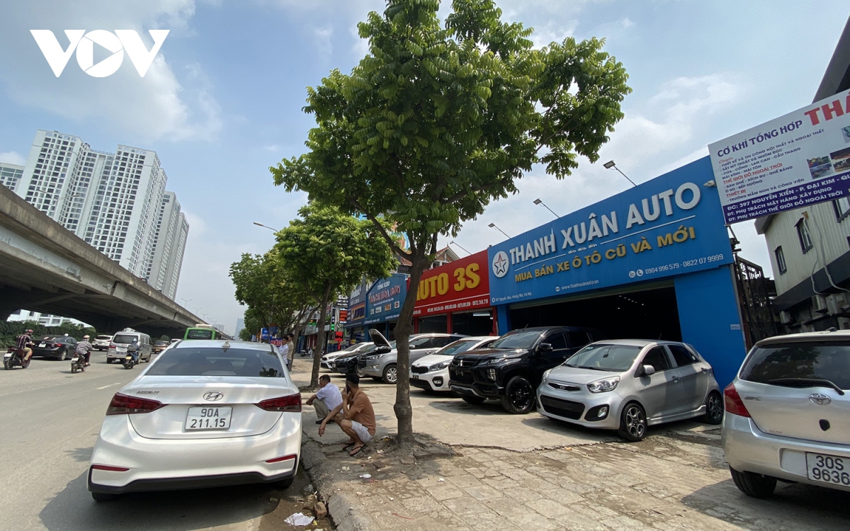 Gara ô tô ở Hà Nội ngang nhiên lấn chiếm vỉa hè để kinh doanh