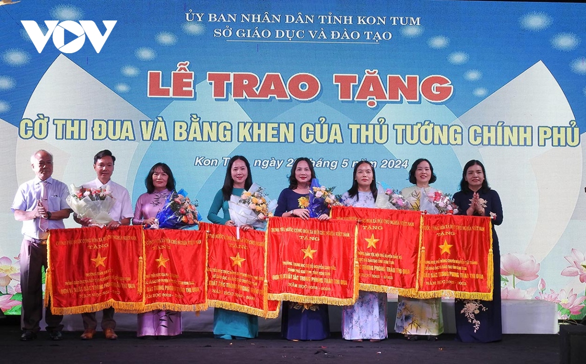 Kon Tum tuyên dương, khen thưởng 352 giáo viên, học sinh giỏi tiêu biểu