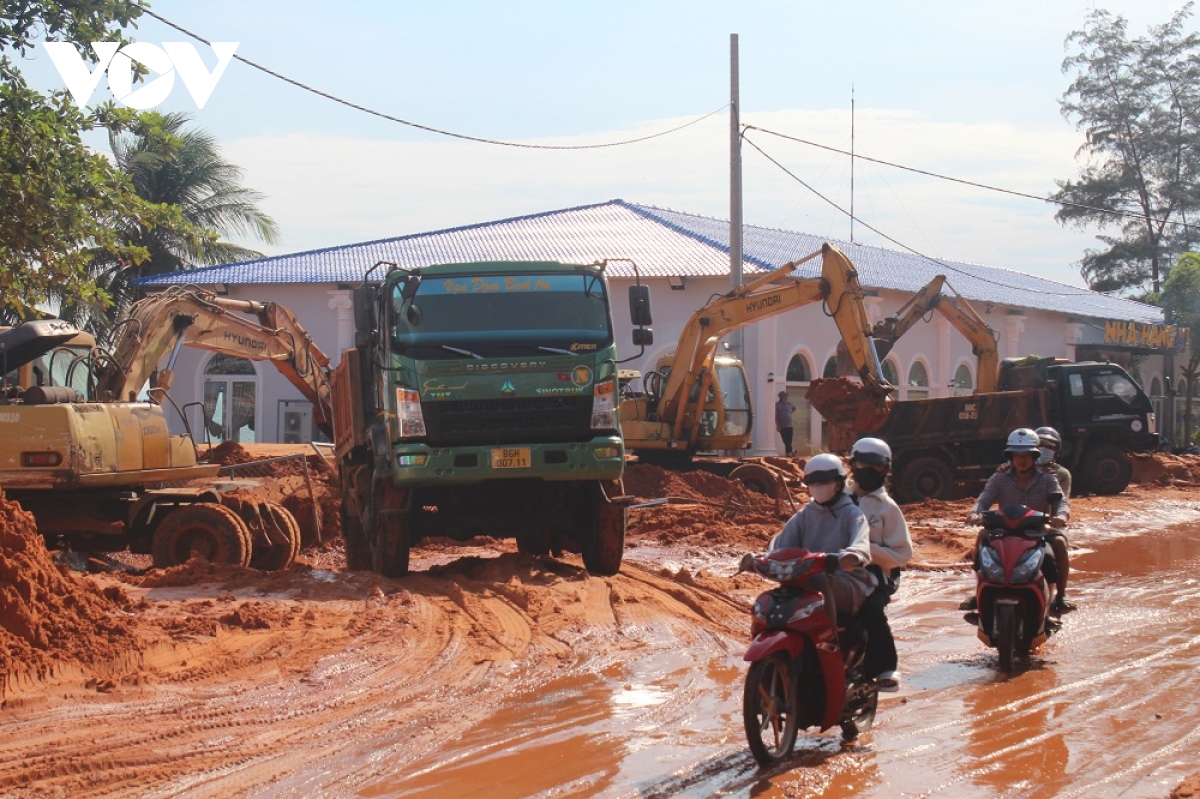 Dọn dẹp bùn cát tràn xuống đường sau mưa lớn ở Bình Thuận