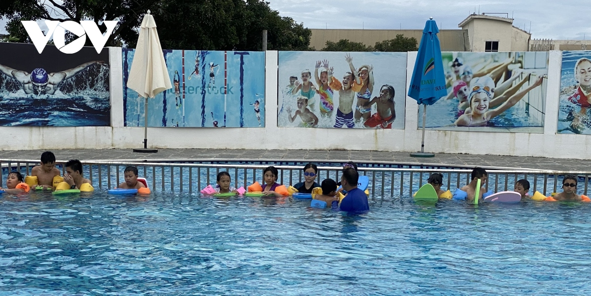 Dạy bơi miễn phí cho thanh thiếu nhi khó khăn tại Pleiku, Gia Lai