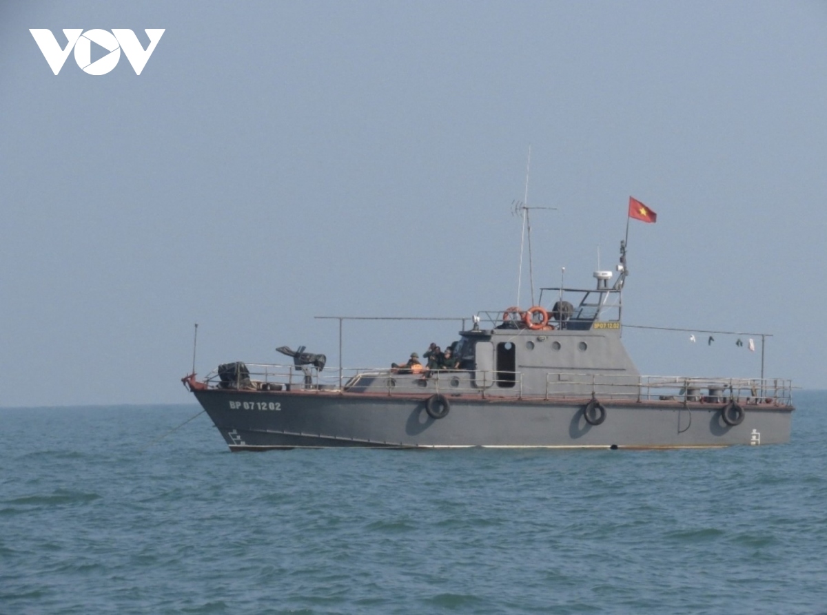 4 tàu cá Quảng Bình gặp lốc xoáy bị chìm trên biển, nhiều ngư dân mất tích