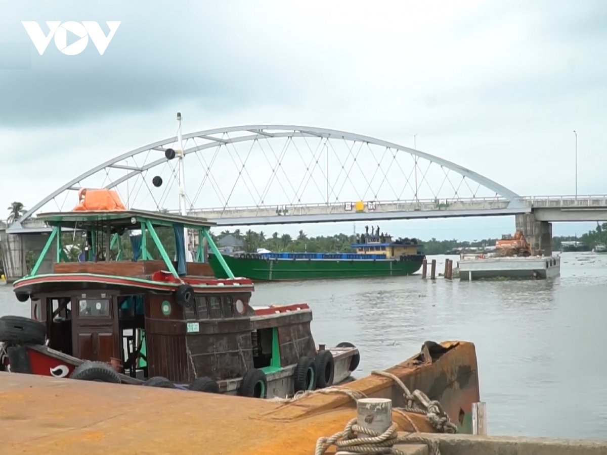 Cầu Măng Thít bị tàu tông, phà Đình Khao lên phương án đối phó kẹt xe