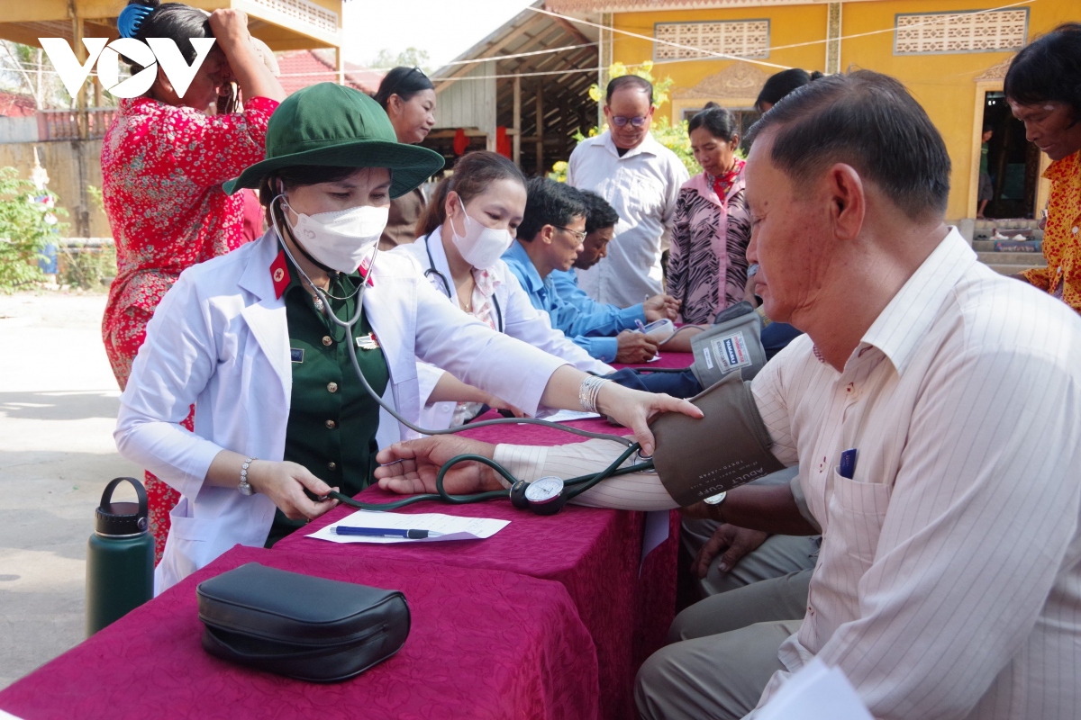 Bộ đội Kiên Giang khám bệnh, cấp thuốc miễn phí cho hơn 250 người dân Campuchia