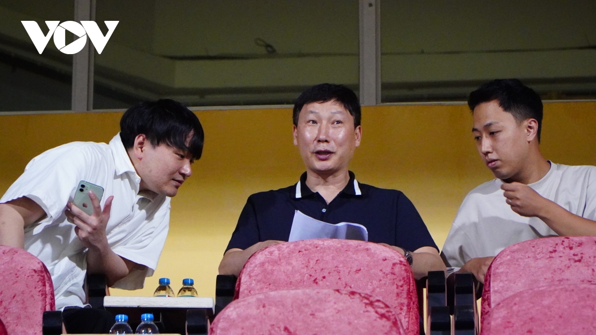 HLV Kim Sang Sik đối diện khó khăn từ lịch thi đấu tử thần của V-League