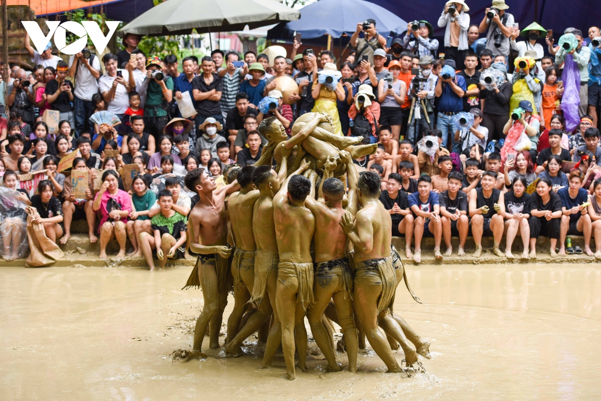 Độc đáo lễ hội vật cầu nước làng Vân ở Bắc Giang