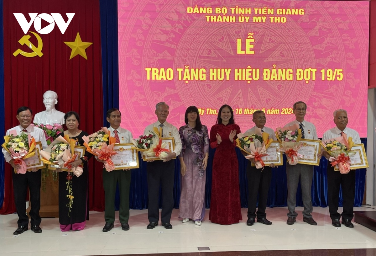 Tặng Huy hiệu Đảng cho 422 đảng viên cao niên tại Tiền Giang