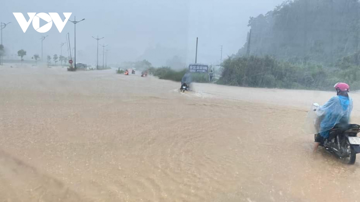 Mưa lớn gây ngập lụt, chia cắt nhiều tuyến đường ở thành phố Lào Cai
