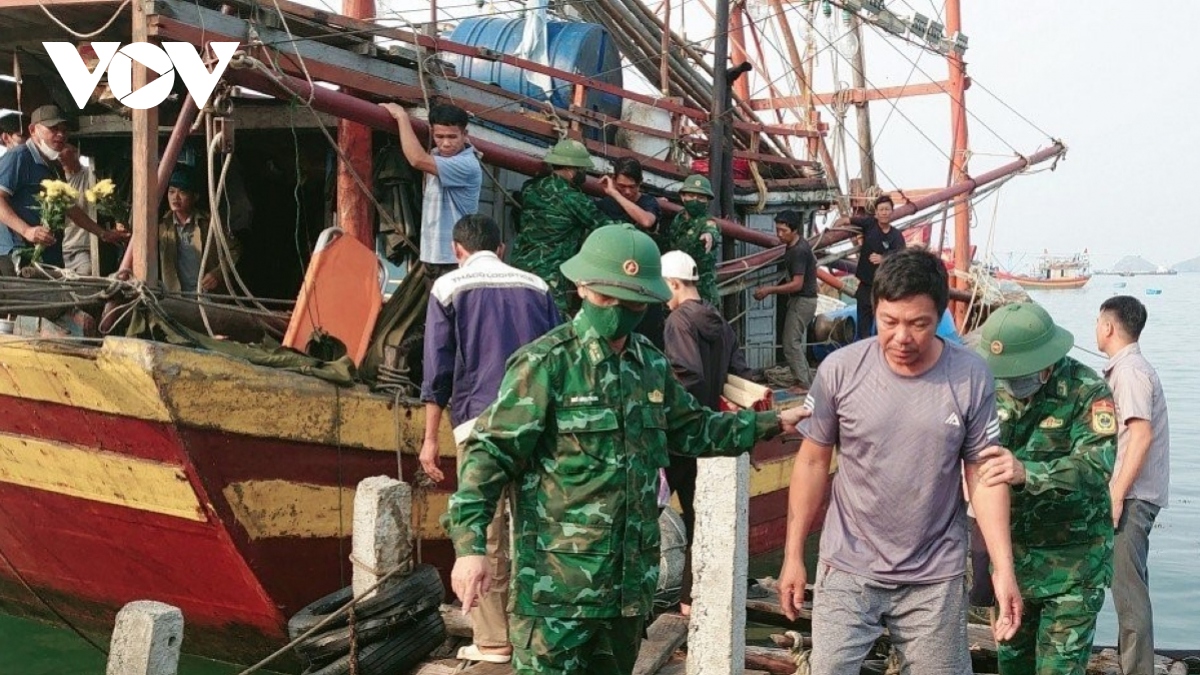 Thành lập Ban Chỉ huy tiền phương tìm kiếm 11 ngư dân Quảng Bình mất tích