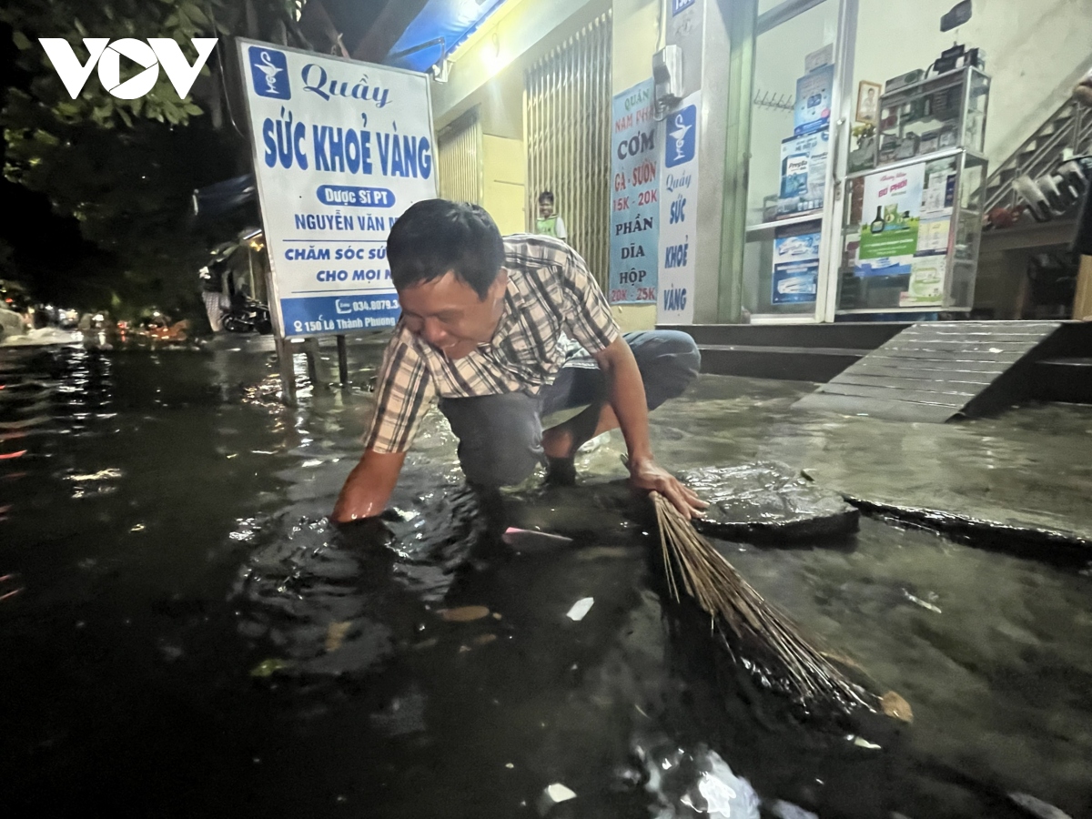 Nhiều đường phố Tuy Hòa, Phú Yên ngập sâu sau trận mưa lớn
