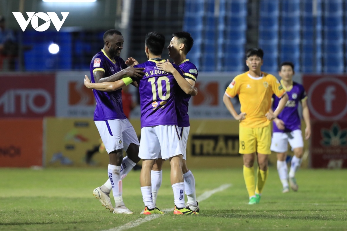 Thắng thuyết phục Quảng Nam, Hà Nội FC vươn lên nhì bảng V-League