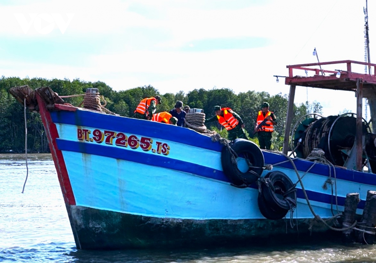 Cà Mau bắt giữ tàu cá mua bán dầu trái phép trên biển