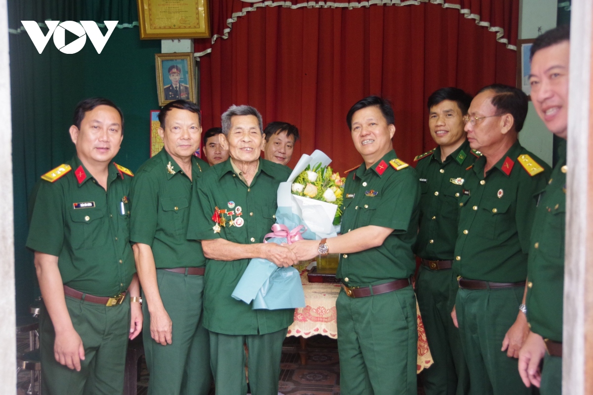 Quảng Trị thăm, tặng quà các chiến sĩ tham gia Chiến dịch Điện Biên Phủ
