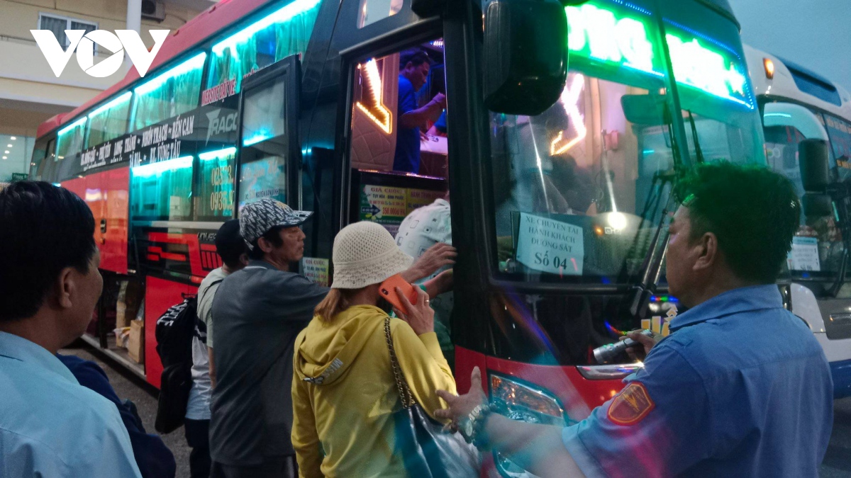 Sạt lở hầm đường sắt Chí Thạnh, gần 2.700 hành khách phải chuyển tải bằng ô tô