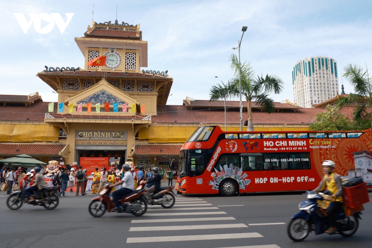 Trải nghiệm văn hóa Việt – Hoa giữa lòng TP.HCM trên xe buýt 2 tầng